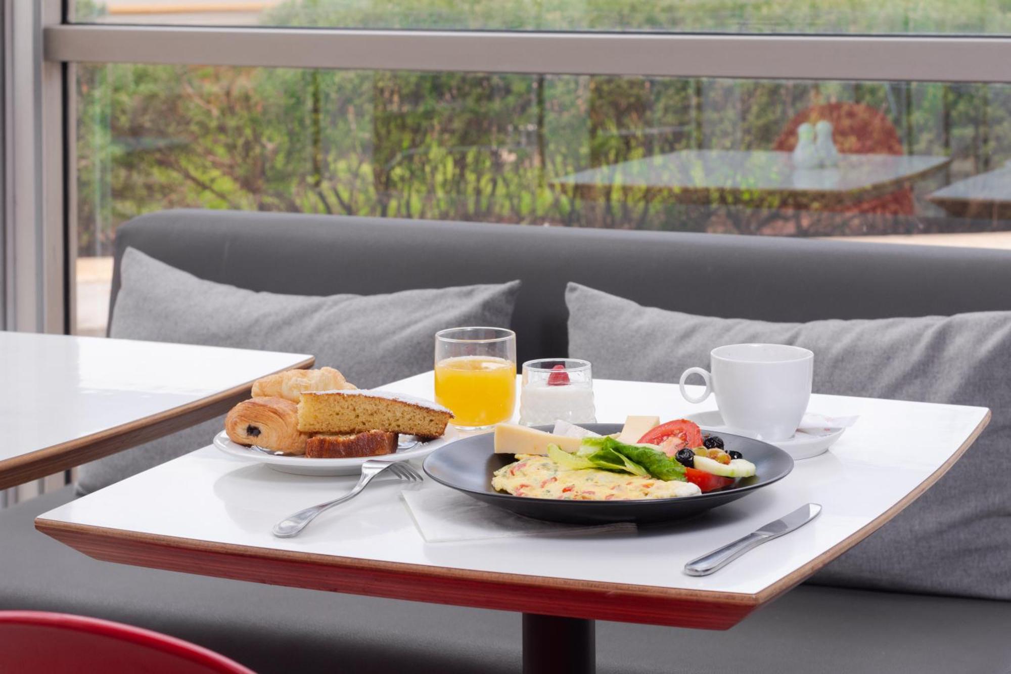 Отель Ibis Casablanca Sidi Maarouf Экстерьер фото